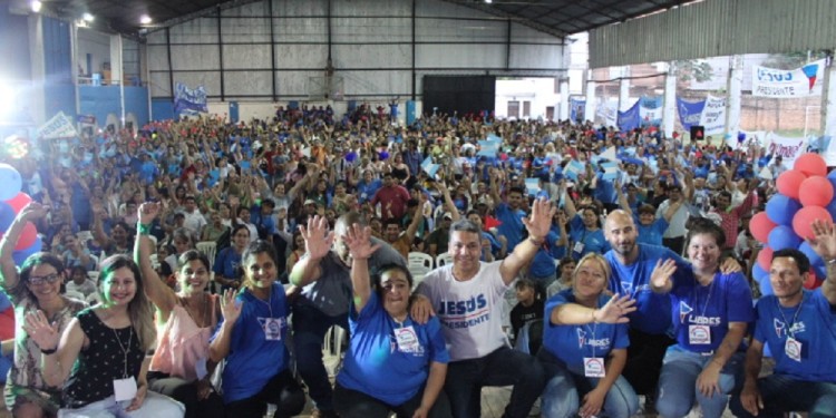 UNA MULTITUD. Dirigentes y militantes de Libres del Sur llegaron hasta el club Racing de Posadas para apoyar la postulación de Jesús Escobar a la Presidencia argentina por este Movimiento.