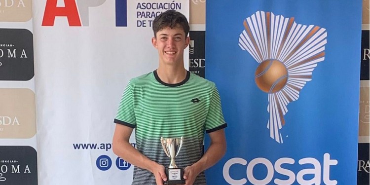 SONRISA. Cardozo y uno de los dos trofeos que ganó en Asunción. Va por más.