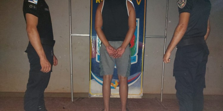 DETENCIÓN. Lo aprehendieron en la vía pública y allanaron su domicilio.