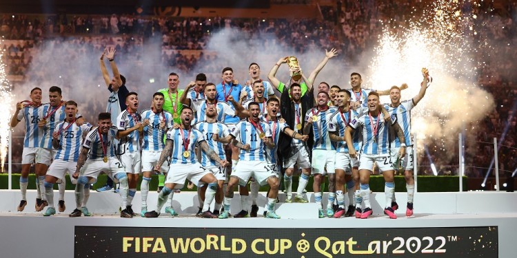 zzzznacd2Soccer Football - FIFA World Cup Qatar 2022 - Final - Argentina v France - Lusail Stadium, Lusail, Qatar - December 18, 2022
Argentina's Lionel Messi lifts the World Cup trophy alongside teammates as they celebrate after winning the World Cup Foto NA: REUTERS/Kai Pfaffenbachzzzz