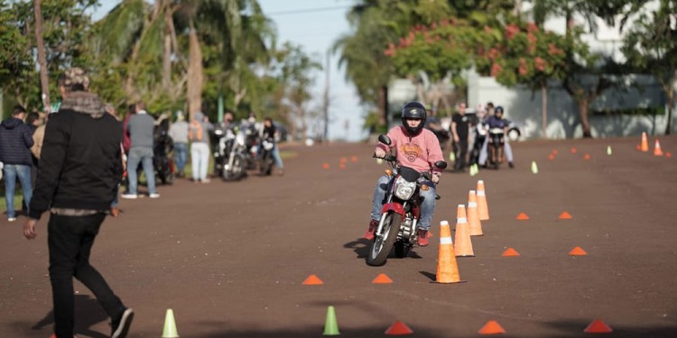 PROVECHOSO. Las prácticas en los cursos de “Conducción Segura” pusieron en evidencia la falta de maniobrabilidad y capacidad de resolución de algunos conductores, que allí aprendieron cómo resolver esas cuestiones.