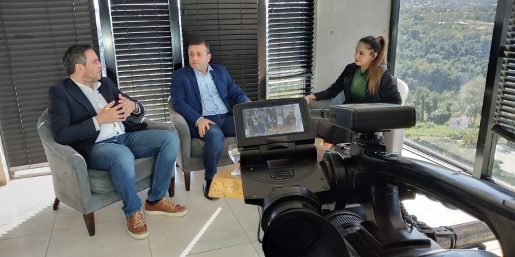 RESPONSABILIDAD. Rosario Schmidt es una de las conductoras más vistas de la televisión misionera.