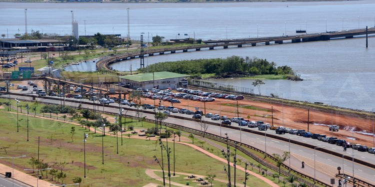 CONCURRIDO. A medida que se aproximan las fiestas de fin de año, empieza a crecer el paso en el puente fronterizo.
