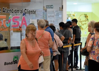 Largas filas para revalidar la tarjeta SUBE de personas con discapacidad y mayores de 70
