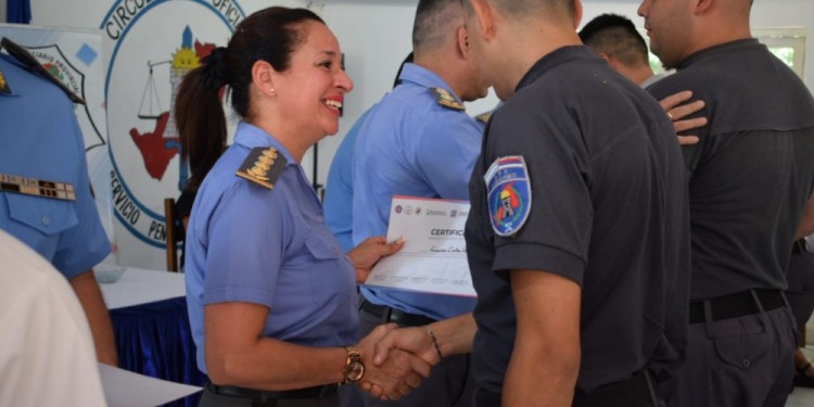 RECONOCIMIENTO. En el acto de fin de ciclo, el personal que se capacitó recibió un reconocimiento.