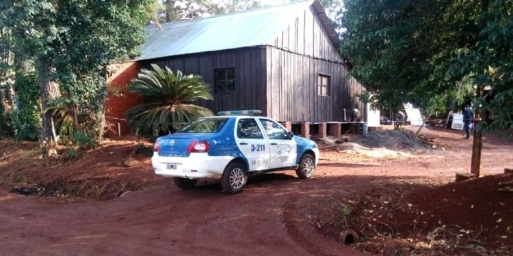 ESCENA. El hijo llegó a la habitación donde dormían sus padres y les disparó, para luego volver a casa de su abuela.