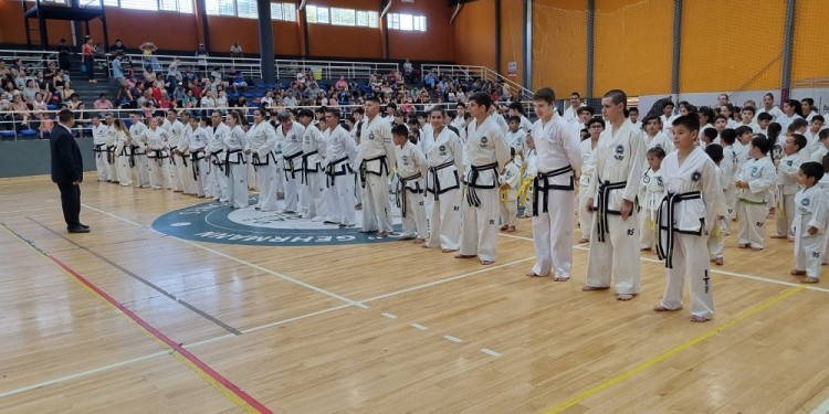 A PLENO. Así lució el “Finito” Gehrmann, repleto de taekwondistas.