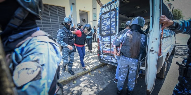 OPERATIVO. El traslado hacia el tribunal de calla San Martín y el retorno de los acusados a sus celdas, en tres comisarías, se realiza con integrantes de la Dirección Infantería.