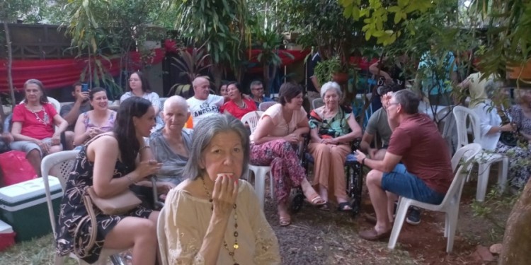 COMPARTIR. Familiares y amigos acudieron a compartir con sus adultos mayores la velada de cierre.
