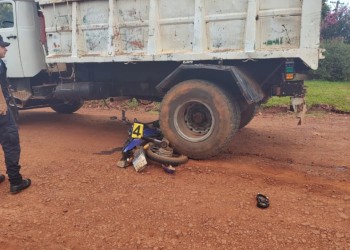 Una moto terminó bajo las ruedas de un camión