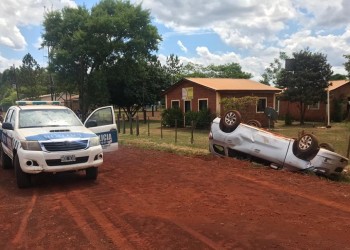 Encuentran un vehículo volcado en la ruta costera y sin nadie a bordo