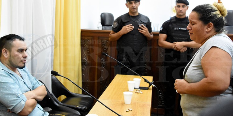 CARA A CARA. La madre de Marina Da Silva se acercó a Franco Jesús Ramos tras la lectura de la condena a prisión perpetua para preguntarle: “¿Por qué a Marina?”.