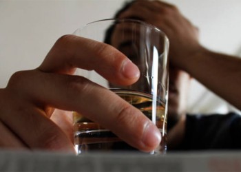Alcoholismo: recomiendan mantener una red de apoyo para evitar recaídas en épocas festivas