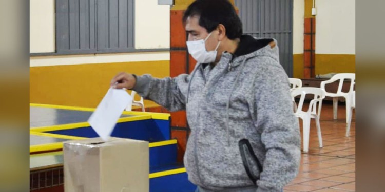 ELECCIONES. Ramón Arévalos emitiendo su voto en la asamblea de mayo de 2021 en el Colegio Roque González. (Foto Doble Cinco).