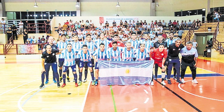 TÁCTICA. El equipo del seleccionador Armando Corvalán sostuvo un buen juego asociado y control del balón.