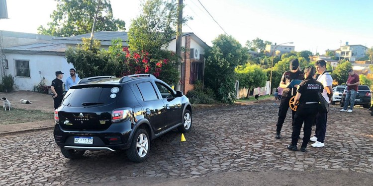 FRONTERA CALIENTE. El Renault Sandero fue atacado en suelo argentino a cinco metros de cruzar a Barracão, Brasil.