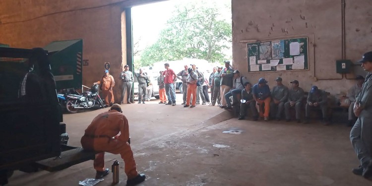 EN EL GALPÓN MUNICIPAL. Desde temprano se reunieron los trabajadores, hubo una asamblea y decidieron endurecer el reclamo.
