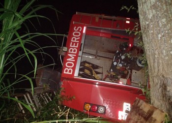 Volcó autobomba y hay dos bomberos heridos