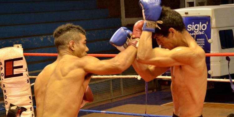 DERECHA EN PUNTA. Uno de los púgiles puntea arriba y prepara el zurdazo. (gentileza C.Reble).