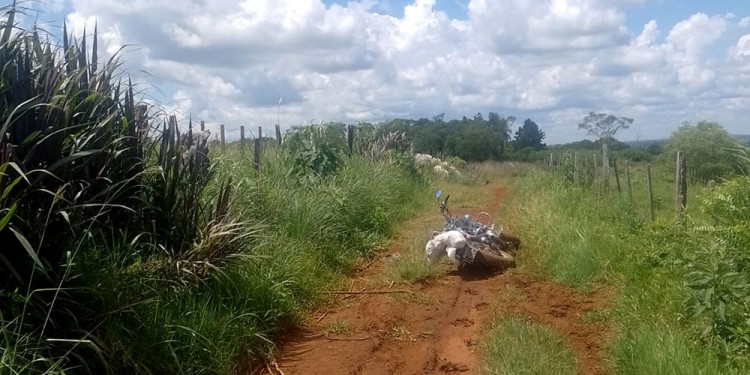 LUGAR. La motocicleta en la que iban los trabajadores atacados, en un camino terrado de paraje Campiñas.