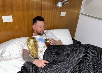 ¡Buenos días campeón! Messi amaneció con mates y abrazado a la Copa del Mundo