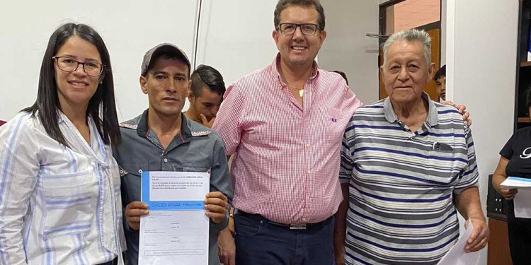 DÍAS ATRÁS. Carballo junto al Intendente en una de las últimas actividades que compartieron con la entrega de "Pensiones no Contributivas por Invalidez".