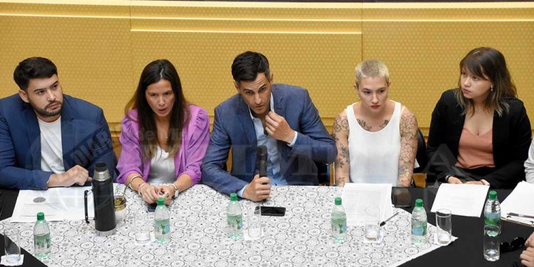 PRESIDENTE. Eduardo Magno Scherer en el centro de la exposición ayer en el edificio del Parque Paraguayo.