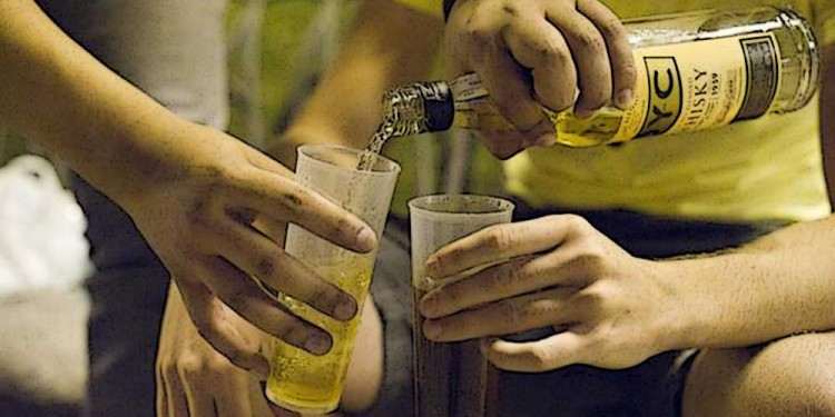 EN LOS HOGARES. Muchos jóvenes comienzan a replicar conductas de sus familias, donde es habitual el alcohol.