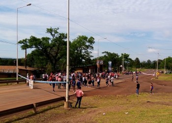 Manifestantes cortan la ruta nacional 12 en Montecarlo