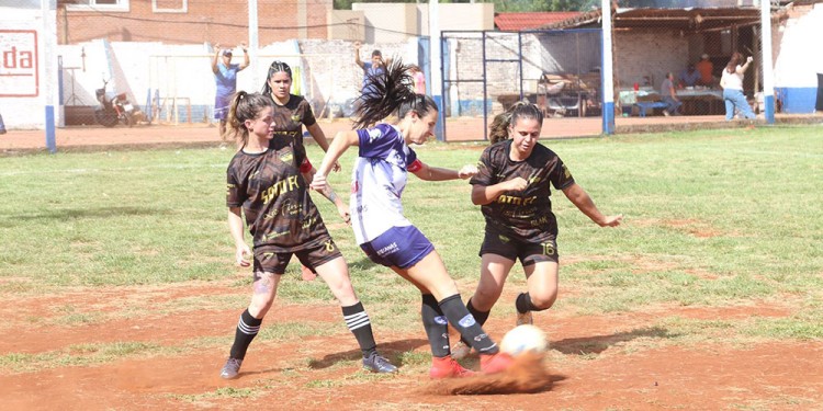 REFERENTE. “Loly” Krzeczkowski marcó el segundo gol de Atlético.   (Gentileza C. Olivera Schuster)
