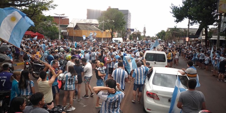 ZONA LIBERADA. Tras la clasificación de Argentina hubo disturbios, estruendos, explosiones de escapes y heridos.