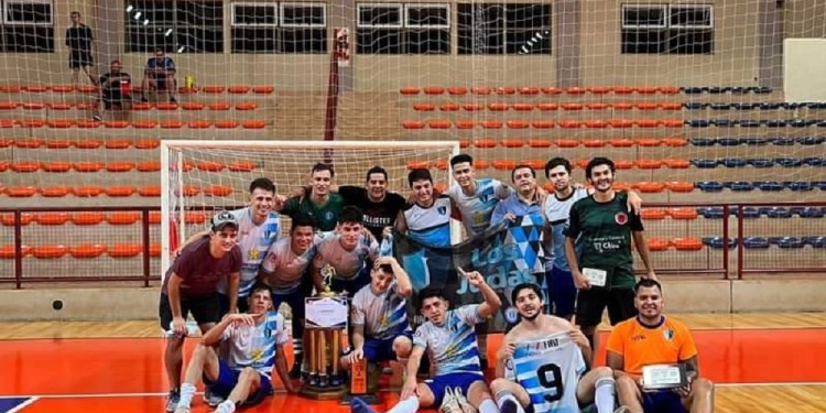 MONARCA. Los Judas posan con la copa obtenida tras vencer a Pueblo Chico, en la final del torneo eldoradense.