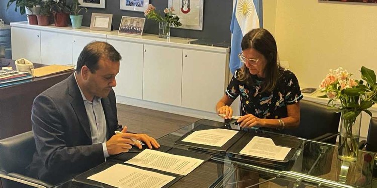 ACCIÓN. Oscar Herrera Ahuad firmó el acuerdo con María Fernanda Raverta, directora ejecutiva de la ANSeS.
