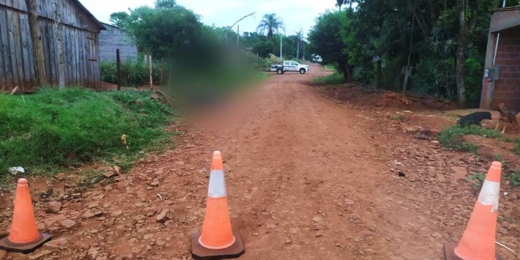 ESCENA. Una cuadra de la calle Plusinski del barrio Felipe II, donde la hallaron muerta, fue cerrada para pericias.