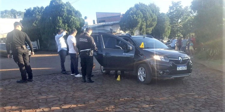 LADO DERECHO DEL AUTOMÓVIL. Una motocicleta frenó frente a la puerta del asiento del acompañante delantero y los balazos de uno de los asesinos comenzaron a sonar.