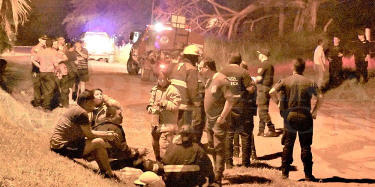 BOMBEROS VOLUNTARIOS. Participaron activamente para sofocar las llamas junto a la policía provincial.