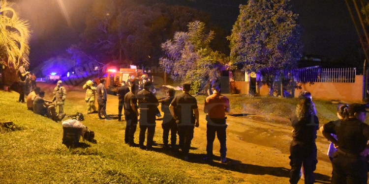 LUGAR. Bomberos voluntarios y de la Unidad Regional X acudieron a sofocar las llamas en el barrio 2 de Febrero.