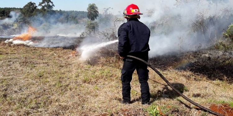 ATENTOS. Los bomberos tuvieron intervenciones en pequeños focos de incendios en Posadas y Loreto.