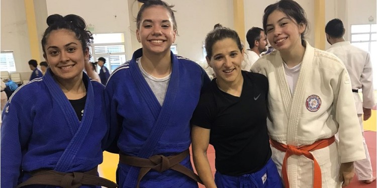 EQUIPO. Aylén, Constanza y Darla, junto a Pareto, toda una referente.