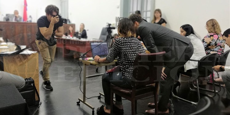 PUNTOS CLAVE. Tania Lucía Ramos, hermana de uno de los tres acusados, indica en un mapa satelital los trillos y ubicaciones del paraje Parma donde fue hallada sin vida Marina.