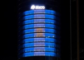 Banco Macro recibe a los campeones con la bandera más grande de Argentina