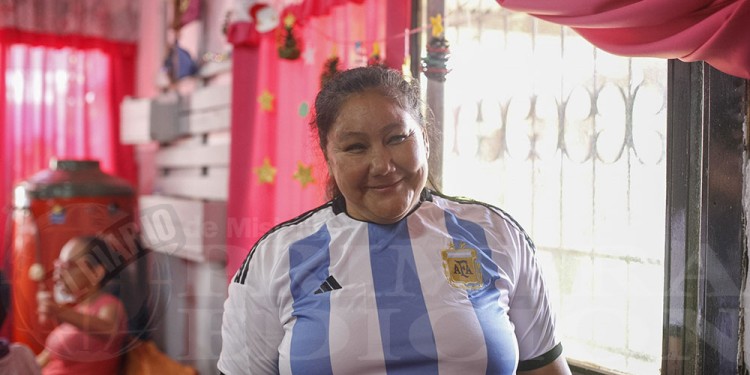 GESTO. Una camiseta de la Selección de Messi y una sonrisa para María Ovando, detenida sin sentencia firme hace dos años. Foto: Gentileza Lourdes Anahí Jardón