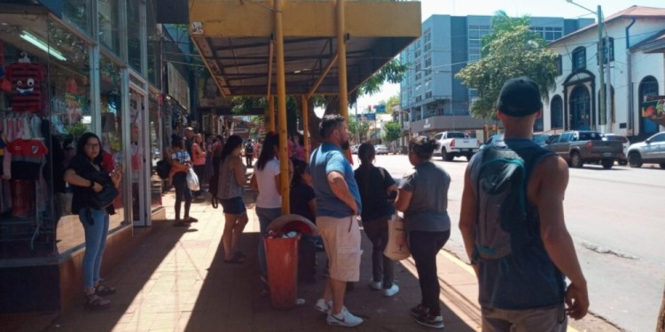 SORPRESIVO. Los usuarios que estaban en las paradas de colectivos se mostraron molestos por la medida de fuerza. / Foto gentileza Norte Misionero