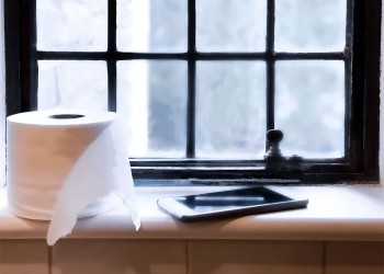 Especialistas indican que pasar mucho tiempo con el celular en el baño puede ser perjudicial para la salud