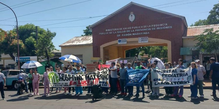 PARQUE DE LA SALUD. Durante la semana hubo protestas al frente de los hospitales. Ayer se sumó un corte entre las avenidas Cabred y López Torres.