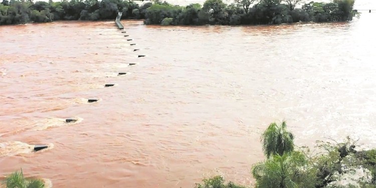 CRECIDA. Las intensas lluvias de noviembre último provocaron la crecida del río Iguazú y se llevaron las pasarelas.