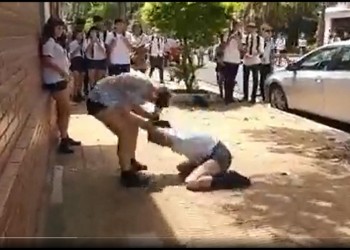 Filmaron a dos estudiantes del Colegio Nacional a las piñas después de clases