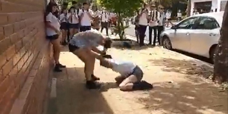 VIOLENCIA. Muchos de los estudiantes filmaban y arengaban el acto de violencia extrema.