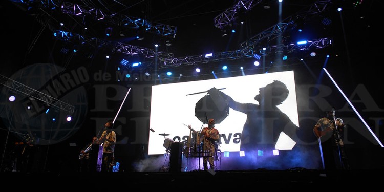 LA MAGIA DEL CARNAVAL. El grupo jujeño Los Tekis fueron los protagonistas de la primera antorcha en el 53° Festival de la Música del Litoral.