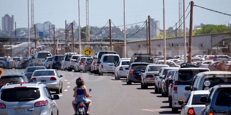DÍA Y NOCHE. Aunque la cantidad de vehículos puede variar según los horarios, la circulación en el San Roque se mantiene.